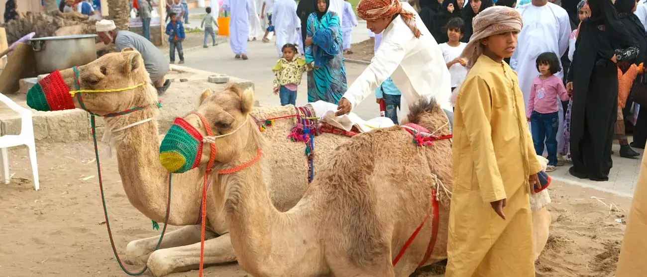 Omanis em traje tradicional, em Muscat, no Sultanato de Omã