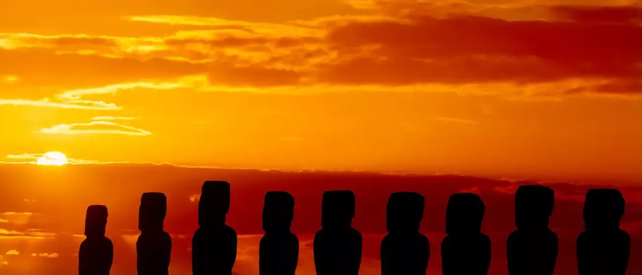 Os 9 moais no por do sol na Ilha de Páscoa