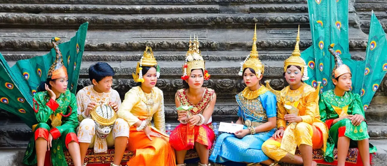 Os dançarinos no complexo de templos Khmer de Angkor, a prin