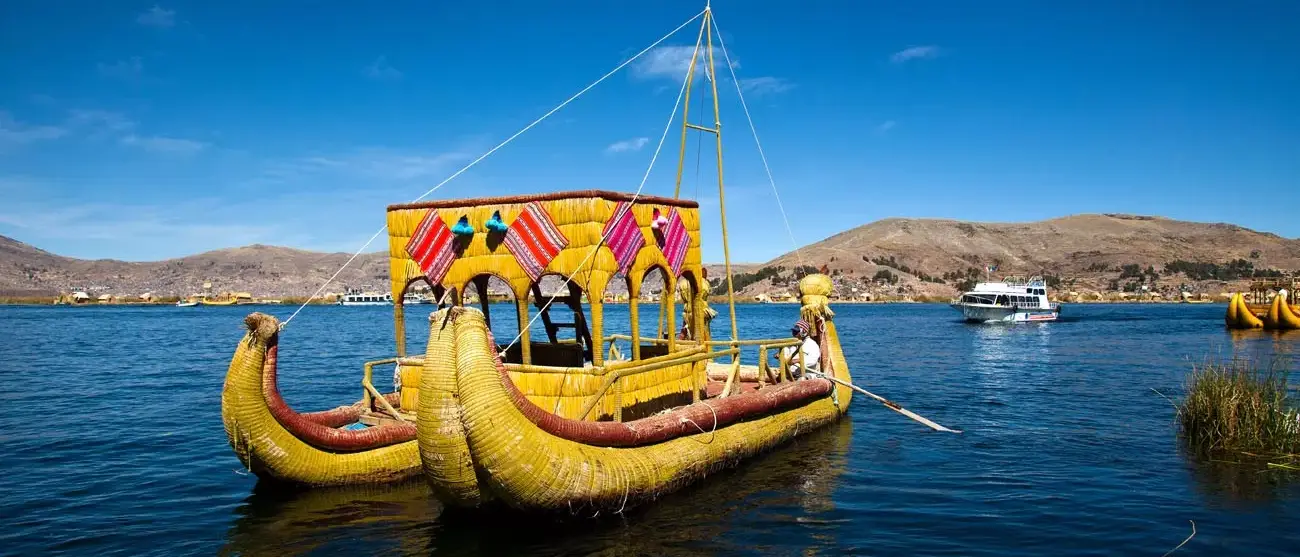 Os flutuantes e turísticas ilhas do Lago Titicaca Puno Peru América do Sul