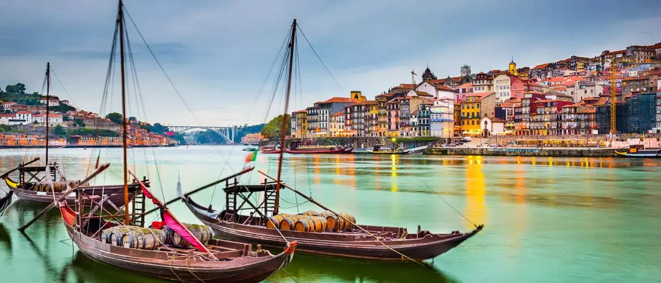 Porto, Portugal vista da cidade velha cidade às margens do rio Douro, com barcos tradicionais Rabelo