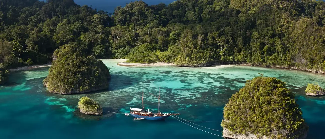 Em Raja Ampat, Indonésia, uma baía protegida, rodeada por ilhas altas de calcário, abriga belas cadeias de recifes