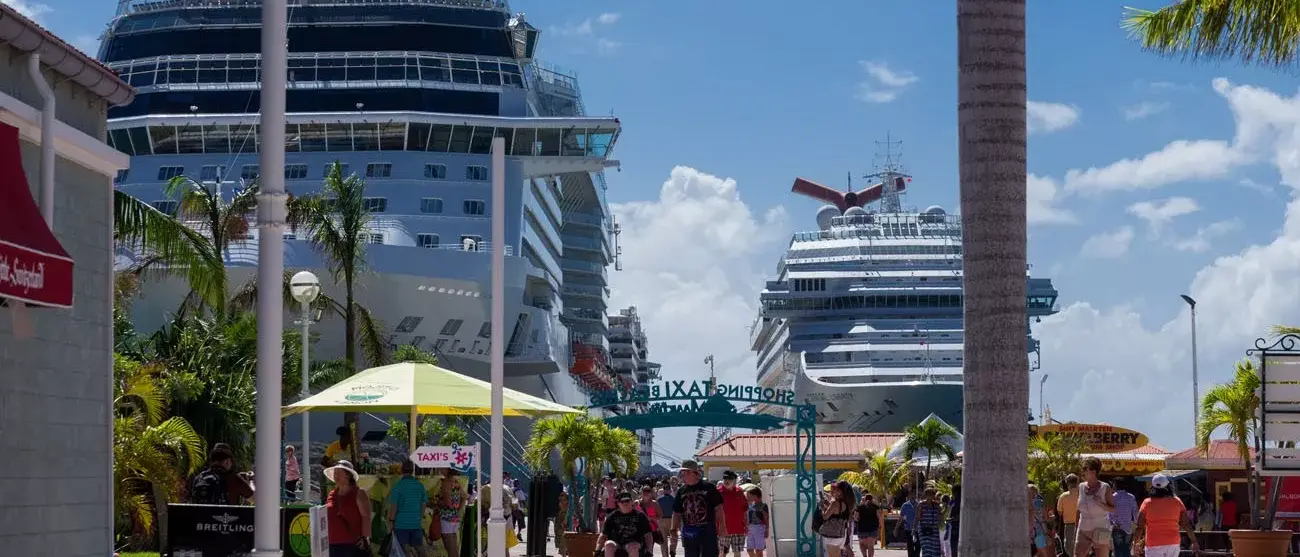 ST.MAARTEN, PHILIPSBURG -  Cruise ship at  St.Maarten, Philipsburg