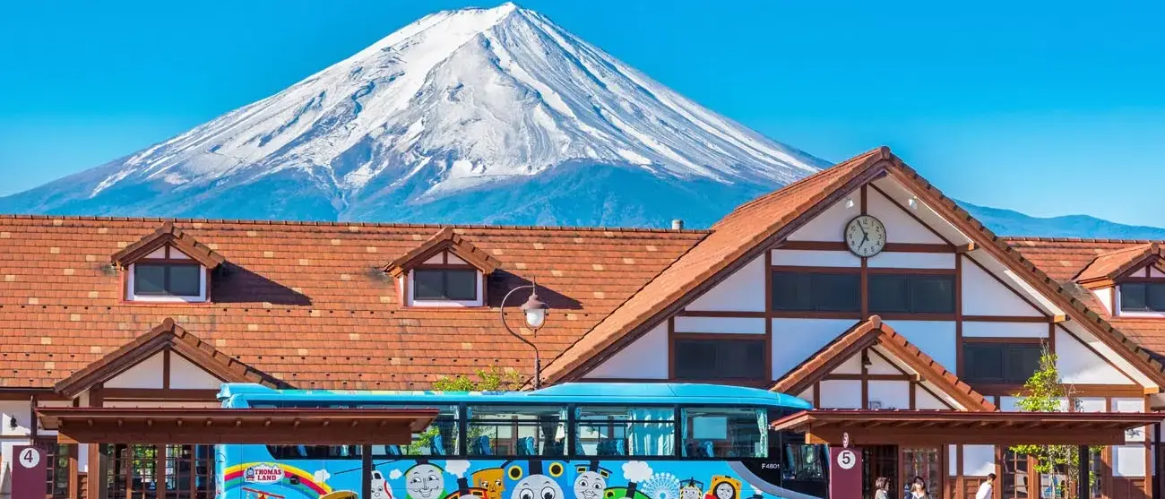 Thomas Bus na estação de Kawaguchiko,  Um dos ônibus da Linha Fujikyu entre Shinjiku e Fujikyu Highlan