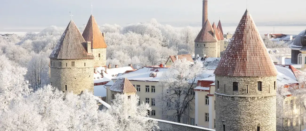 Torres da cidade Antiga em Tallinn, Estónia