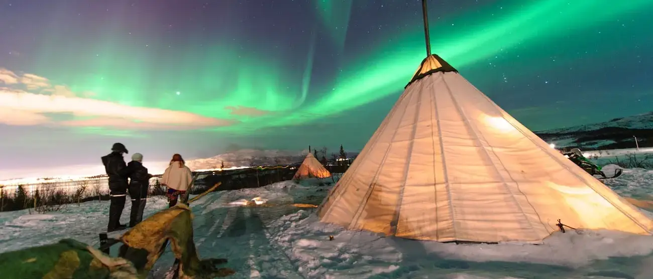 Aurora Boreal sobre tenda na região na Lapônia, Finlândia