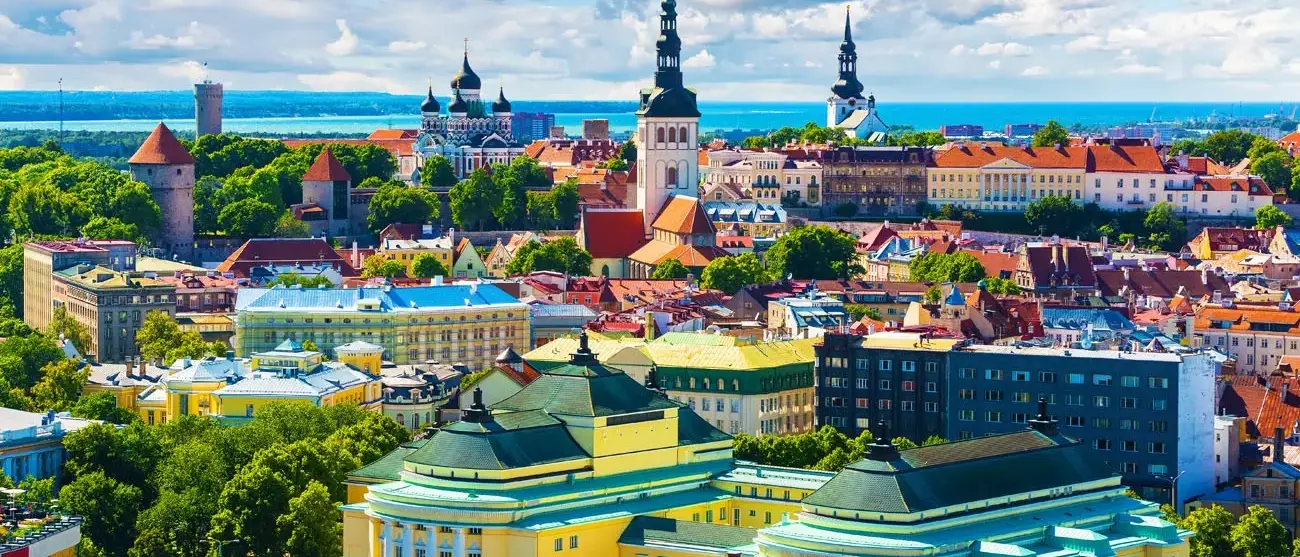 Vista aérea da arquitetura da cidade antiga de Tallinn, Estónia no Veraõ