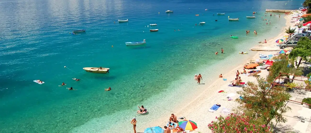 Vista da praia Dalmatian em Brist, Croácia
