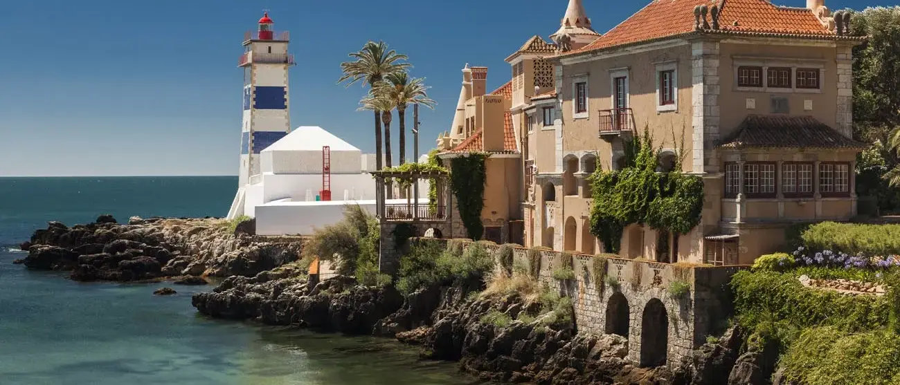 Vista do Farol de Santa Marta e Museu Municipal de Cascais, em Portugal.