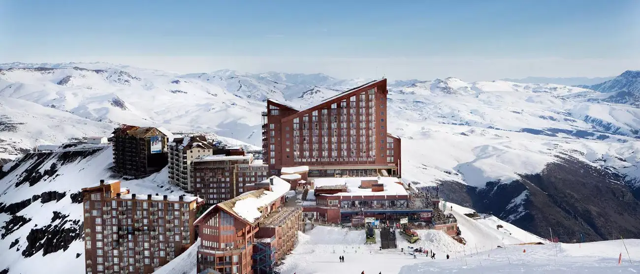Vista dos Resorts de Inverno do Valle Nevado