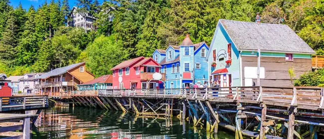 Casas no rio em Ketchikan, Alaska
