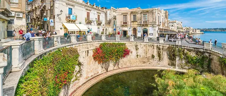 Siracusa em dia ensolarado, Itália