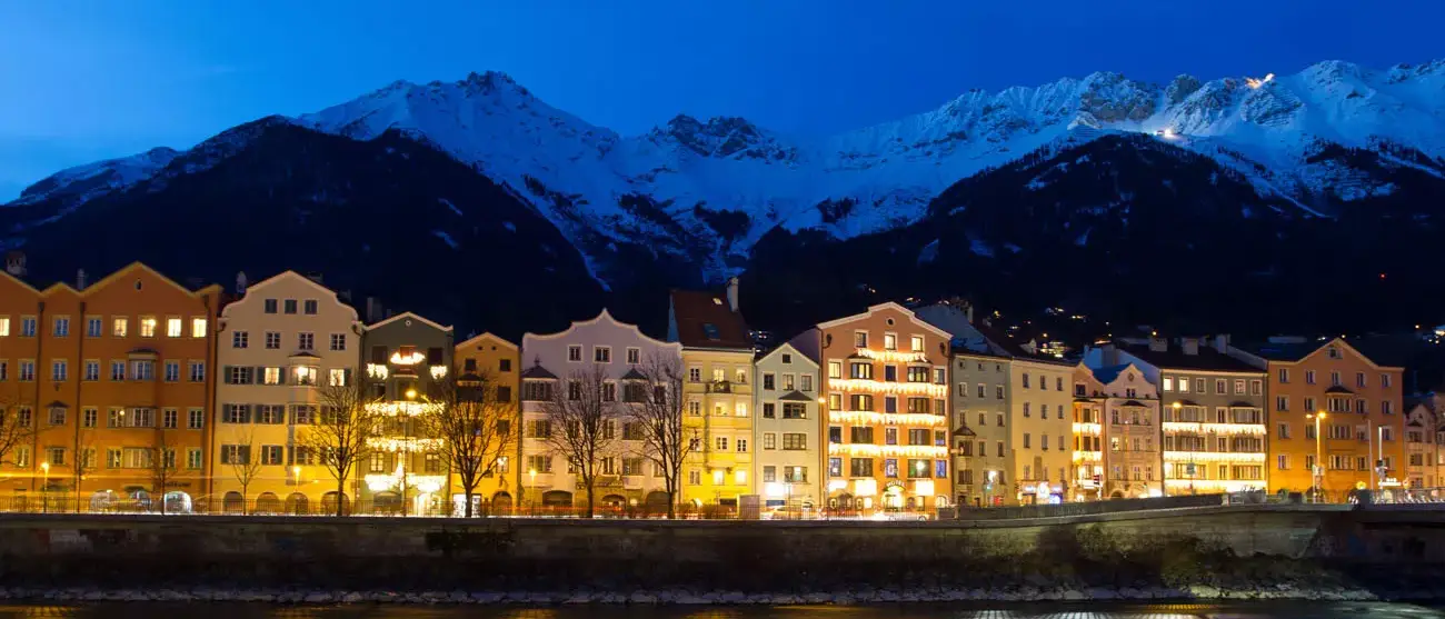 Innsbruck, casas refletindo no rio, Áustria