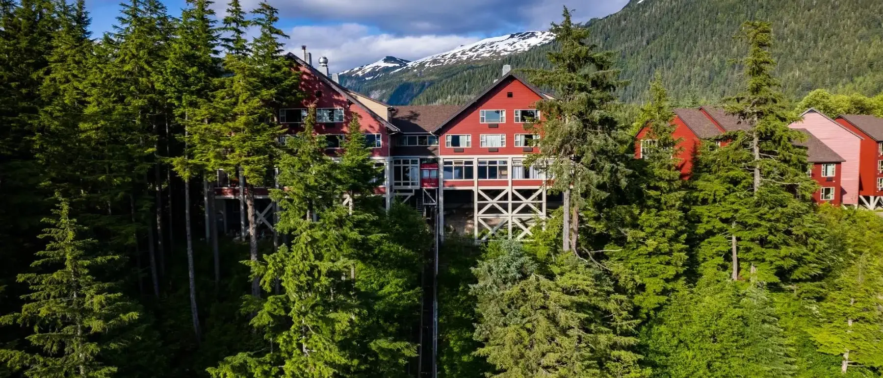 Cabine em floresta de Ketchikan, Alaska