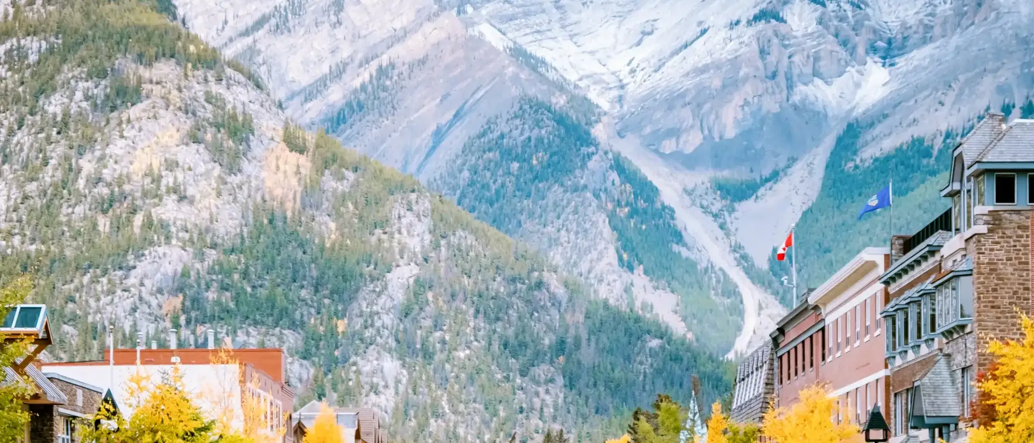 Casal em rua de Banff, Canadá