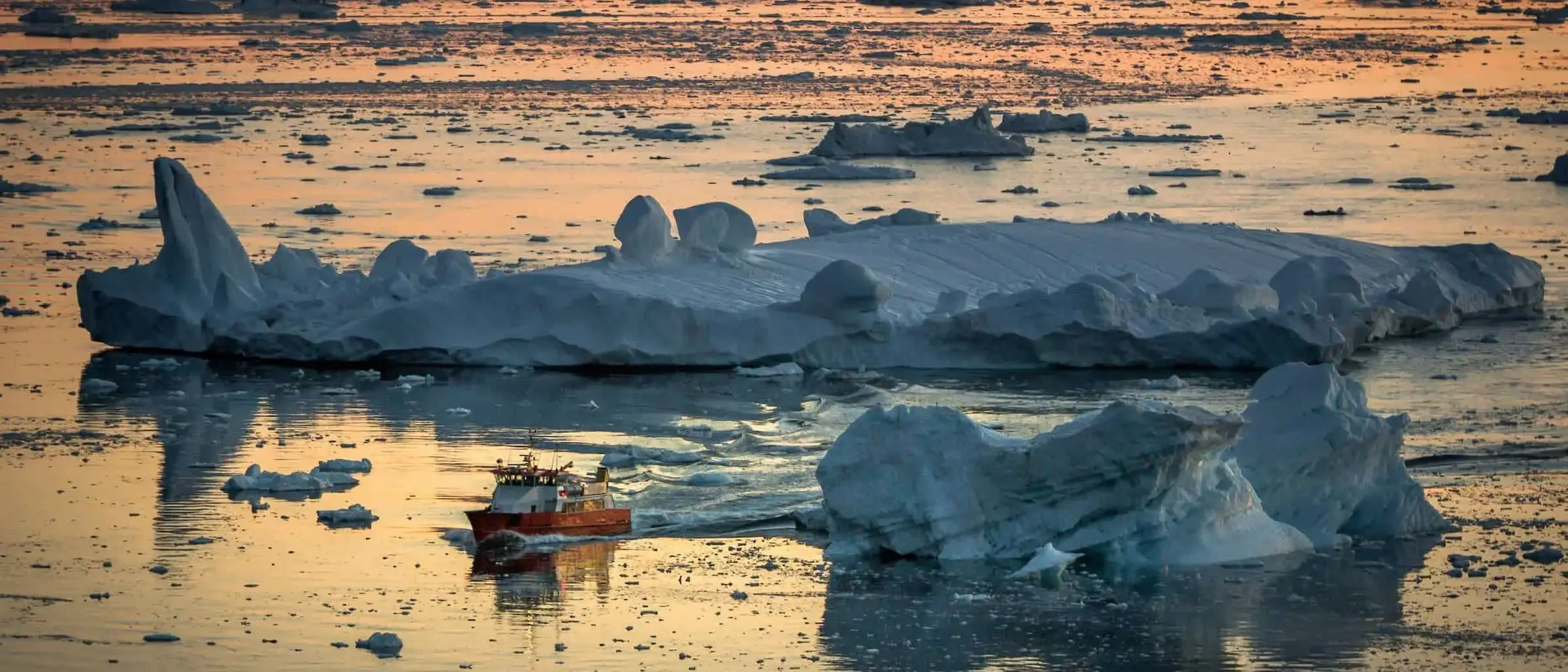 groenlandia-A-small-passenger-boat