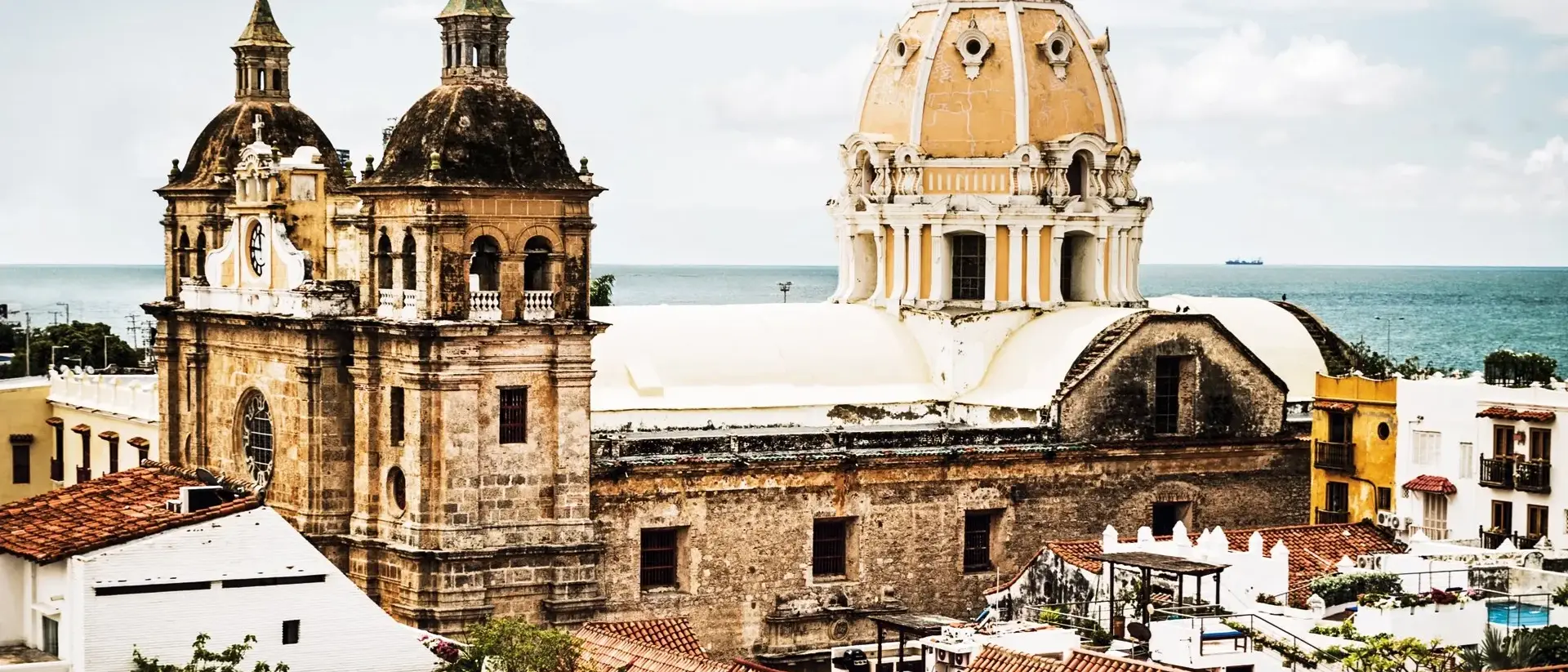 Igreja e vista ao mar em Cartagena das Índias