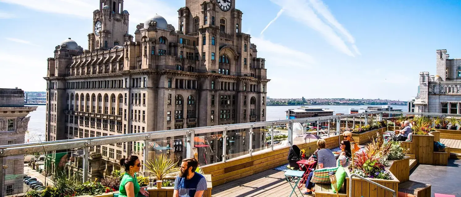 Pessoas socializando em terraço, Liverpool