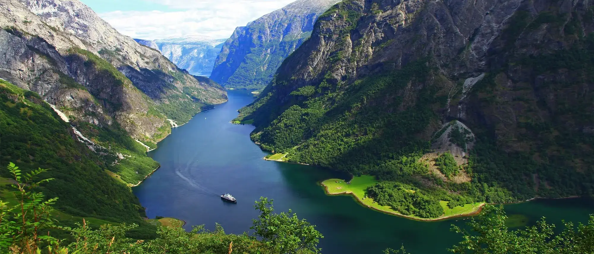 Vista de cima do Nærøyfjord, na Noruega