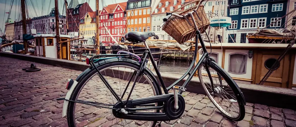 Bicicleta no porto de Nyhavn, Copenhague, Dinamarca