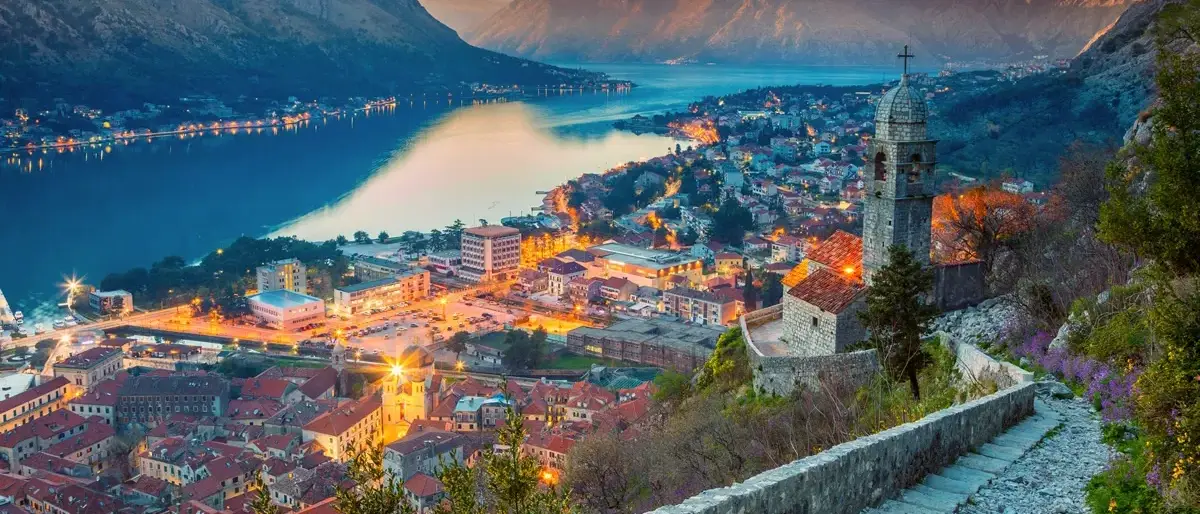 Baía de Kotor ao por do sol com luzes acesas, Montenegro
