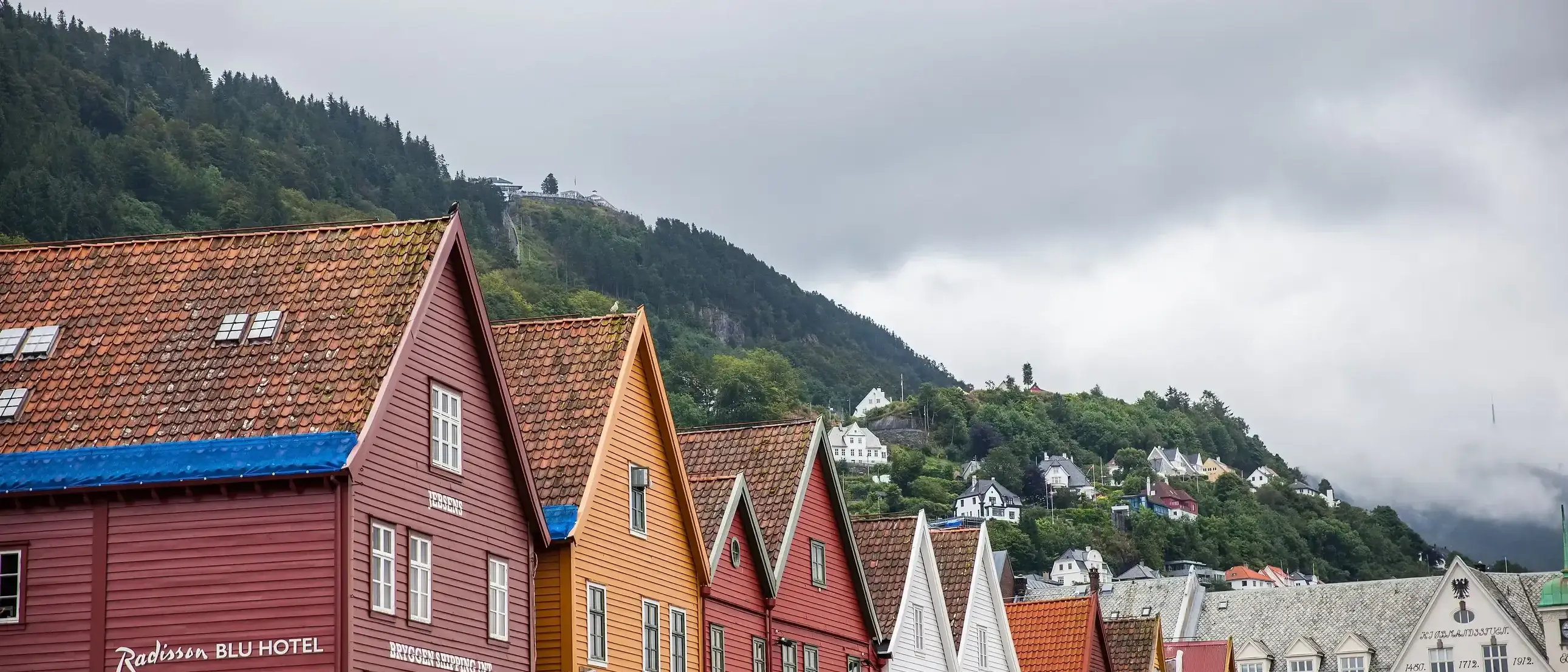 Vila de Bryggen em Bergen, Céu nublado, Noruega