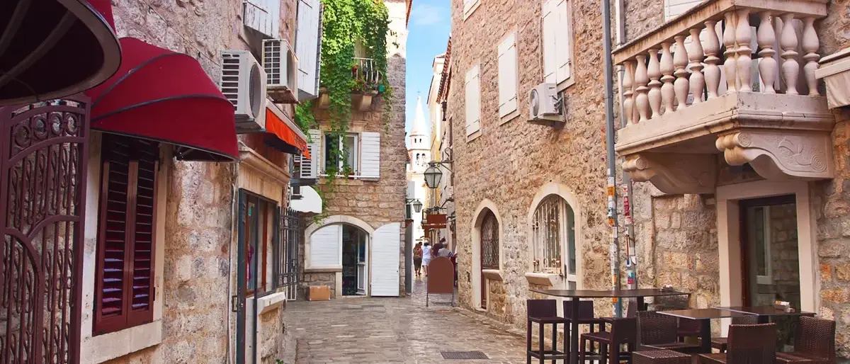 Rua estreita em Budva