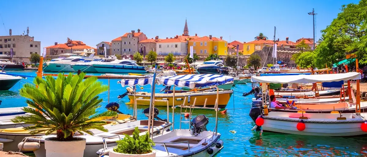 Baía de Budva com vários barcos. Montenegro