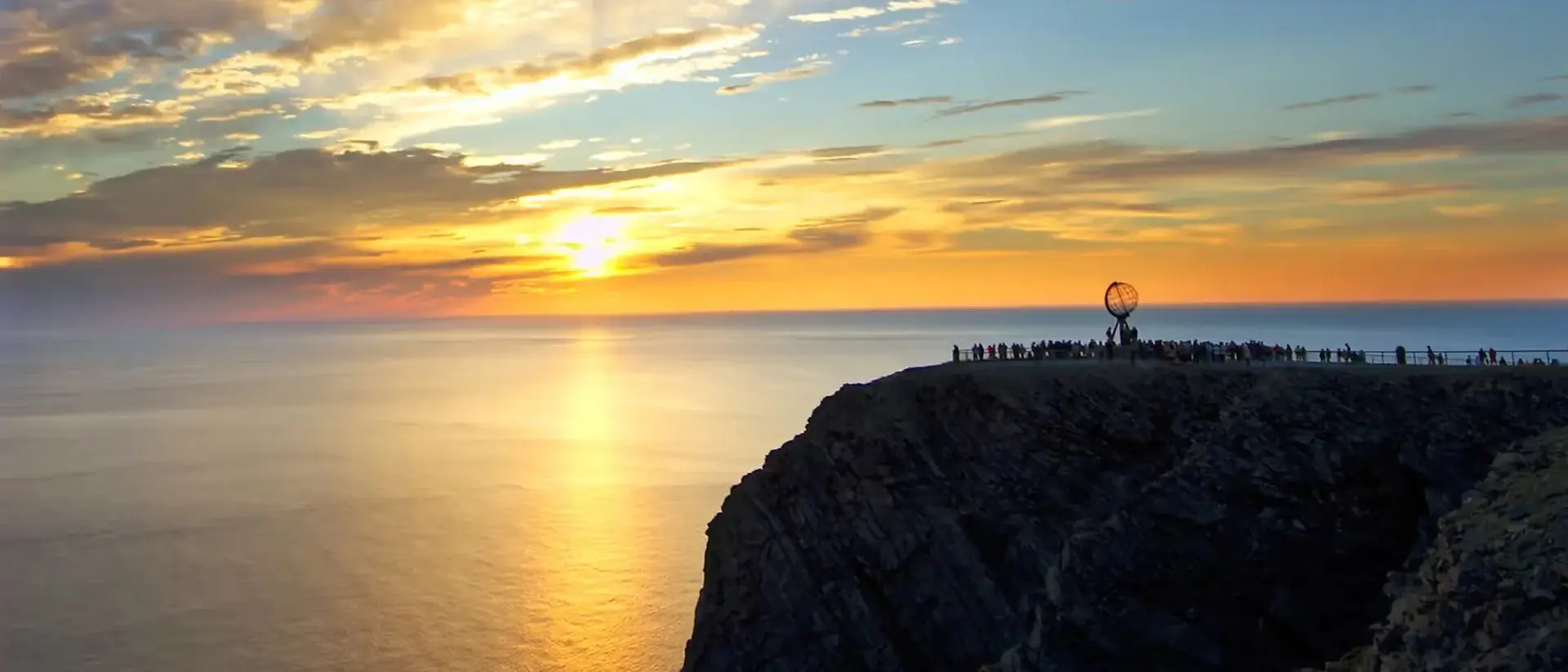 Sol da meia noite no Plato no Cabo Norte, Noruega