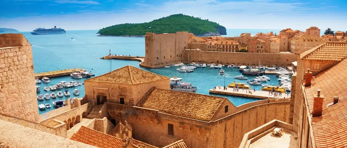 Vista do mar desde as Muralhas de Dubrovnik, Croácia