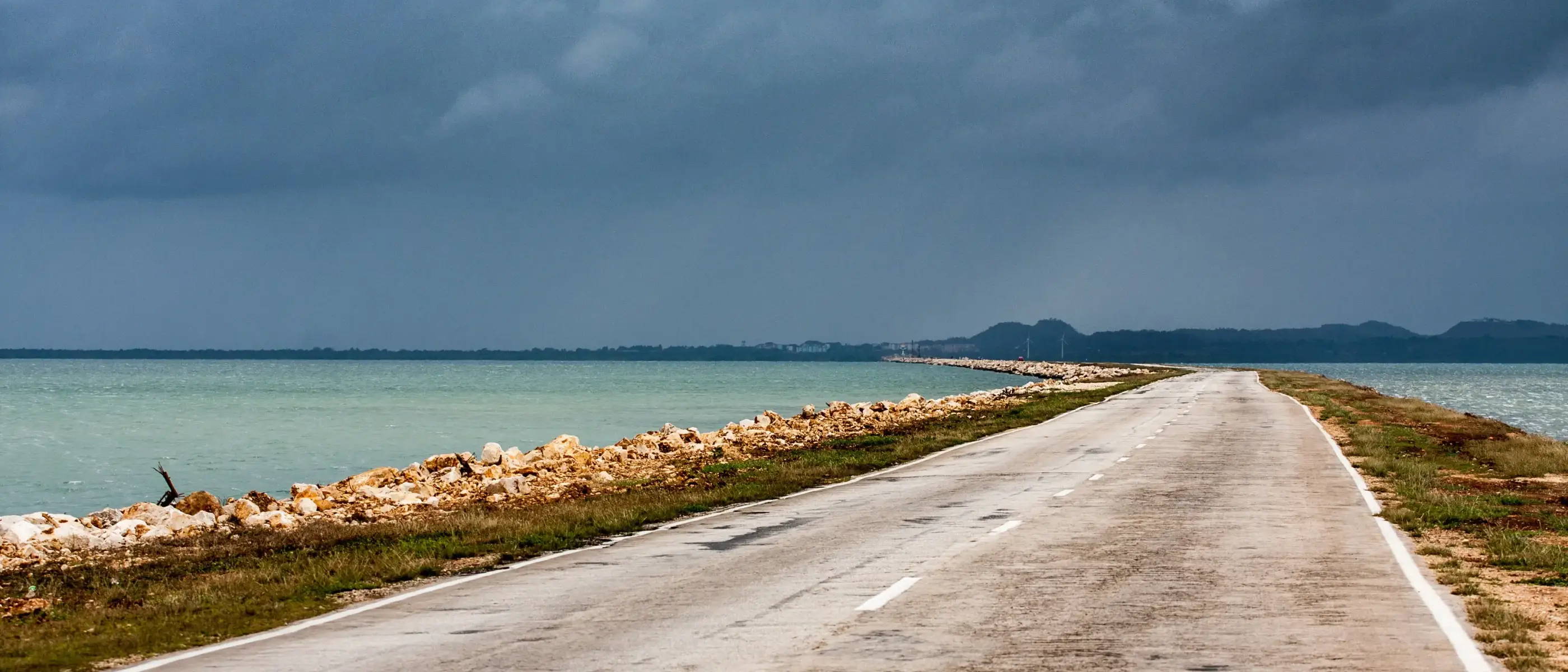 Estrada vazia em Cayo Coco, Cuba