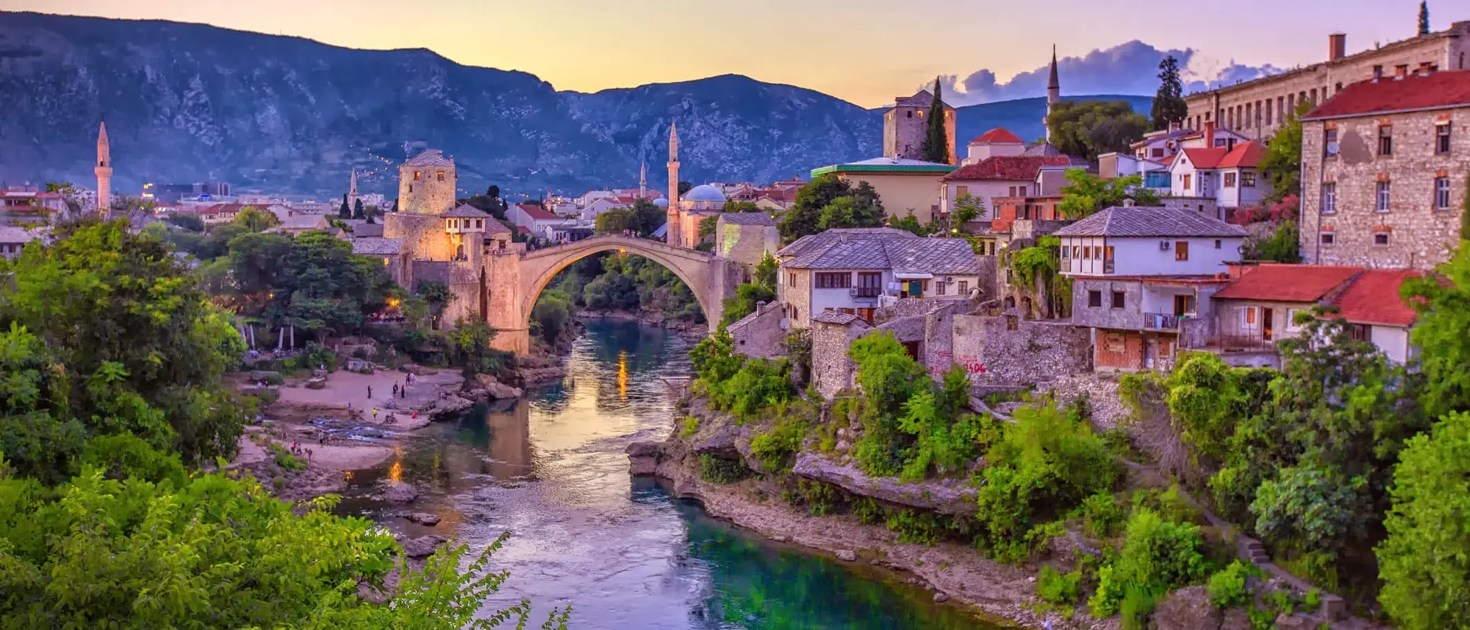 Rio na cidade de Mostar, Bosnia e Herzegovina