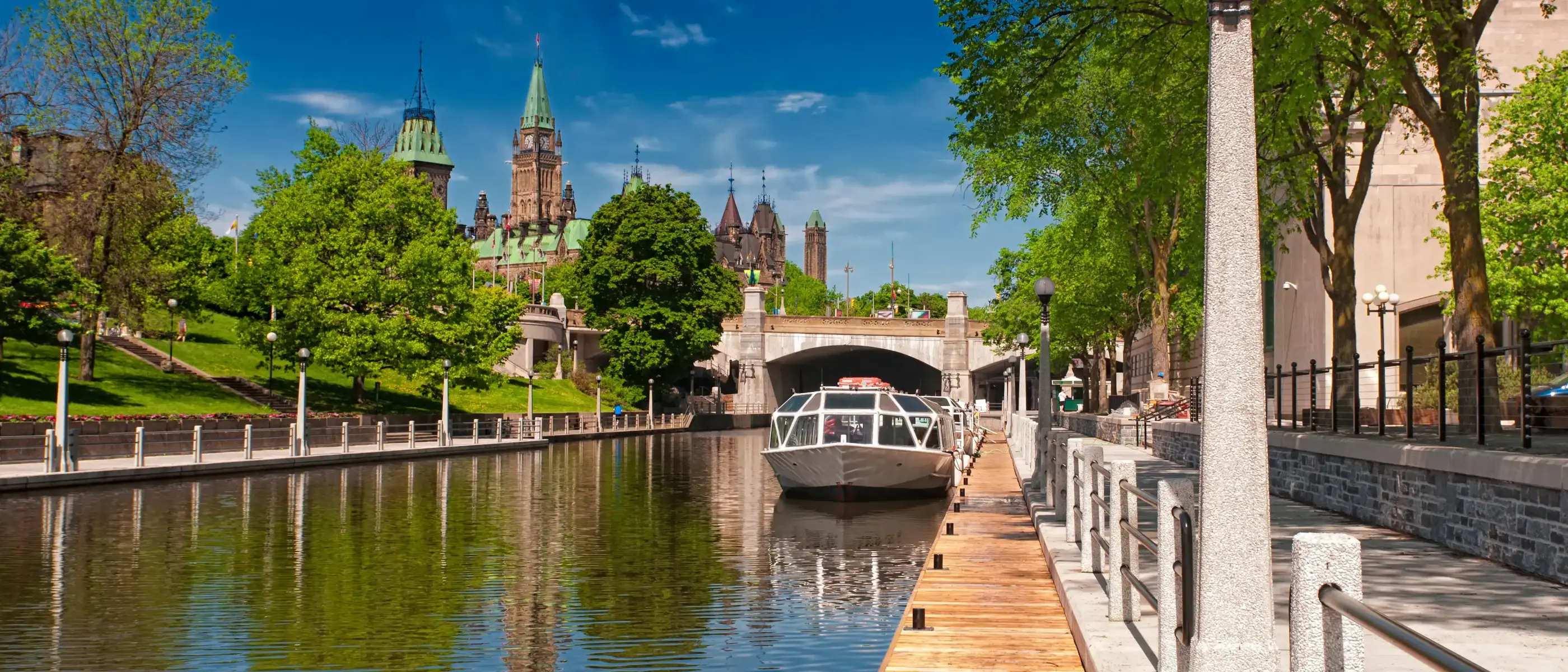 Barco em rio de Ottawa