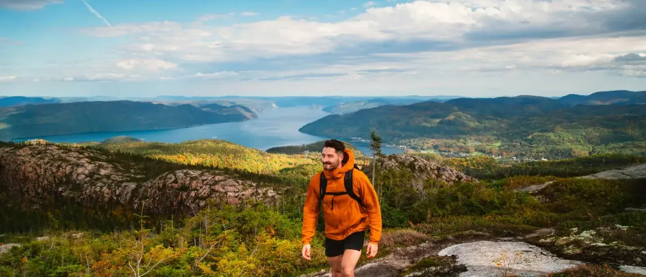 Homem trilhando em Saguenay
