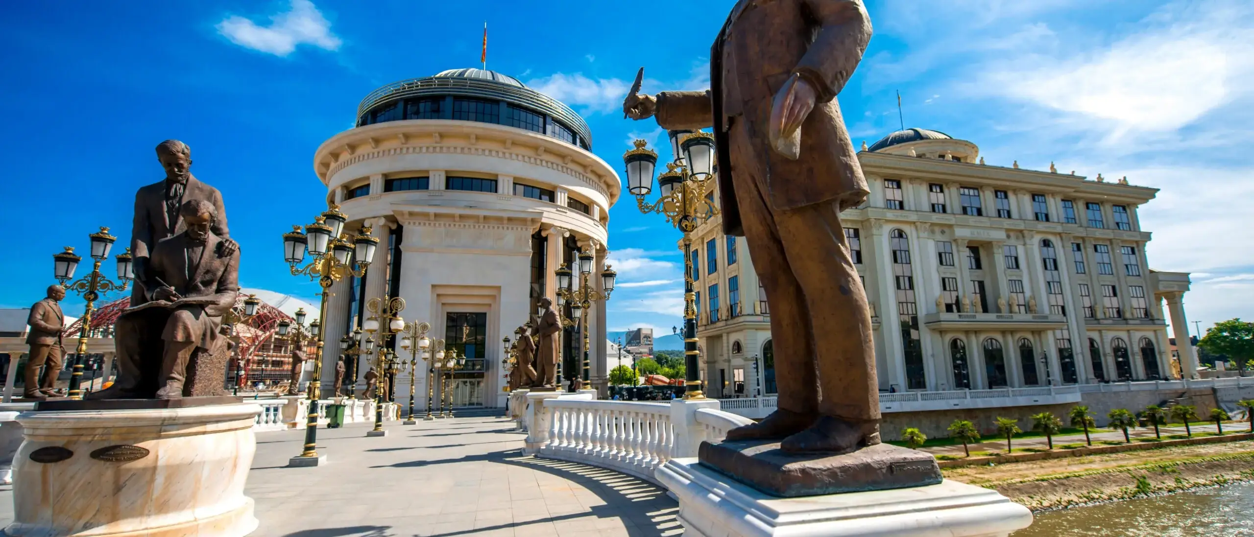 Estatua na Ponte das Artes em Skopje, Macedônia do Norte