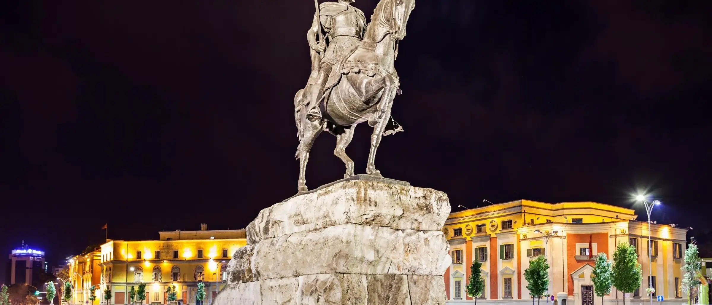 Estatua de Skanderbeg em Tirana, Albânia