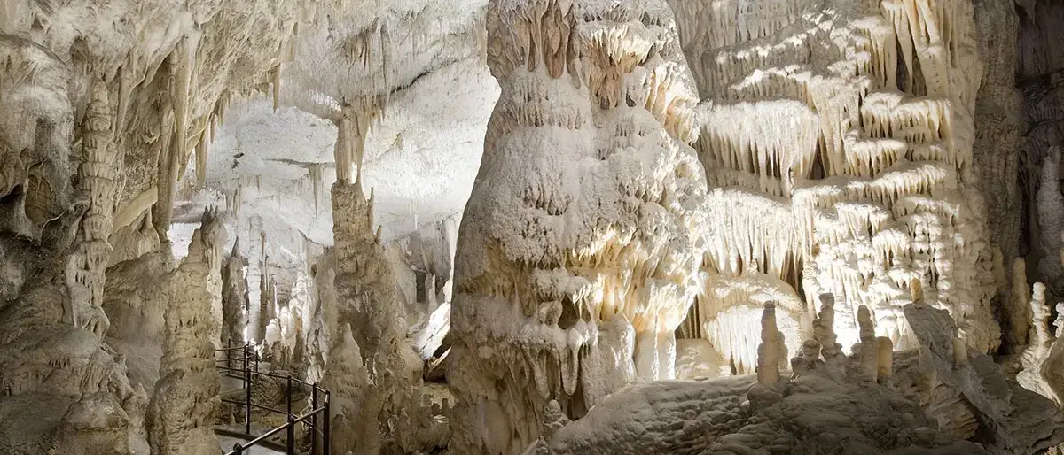 Estalactites e Estalagmites na Caverna de Postojna, Eslovênia