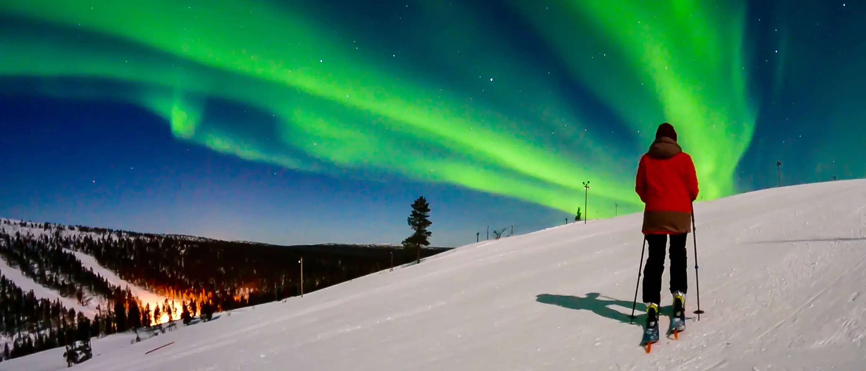 Ski em Saariselka sob as Aurora Boreal, Finlândia