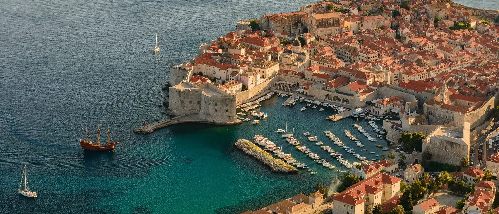 Vista de cima de Dubrovnik, costa da Croácia