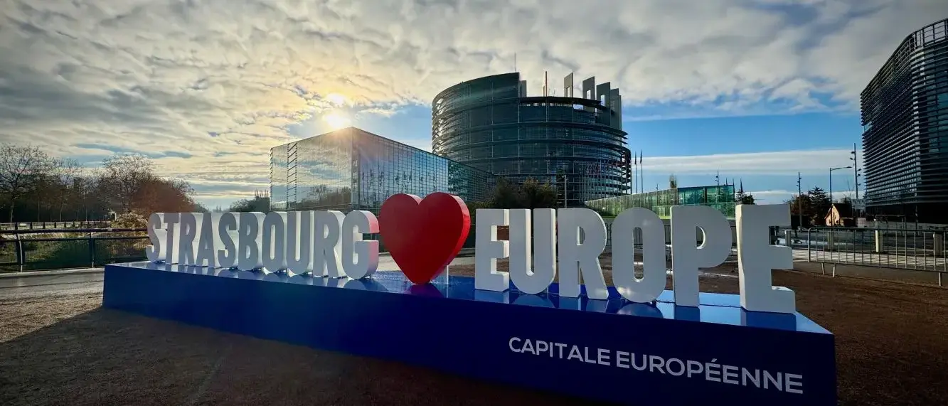 Letreiro de Estrasburgo em frente ao Parlamento Europeu