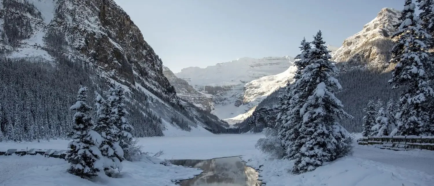 Lake Louise congelado, no Canadá