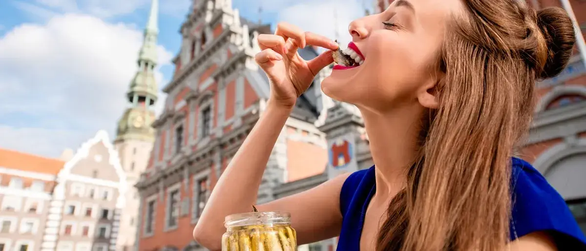 Mulher comendo Peixe, Riga, Letônia
