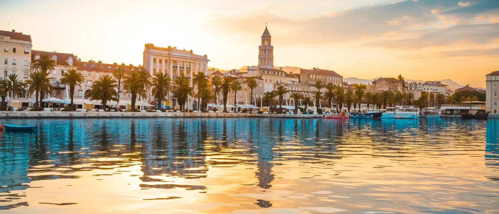 Porto de Split no Por do Sol, Croacia