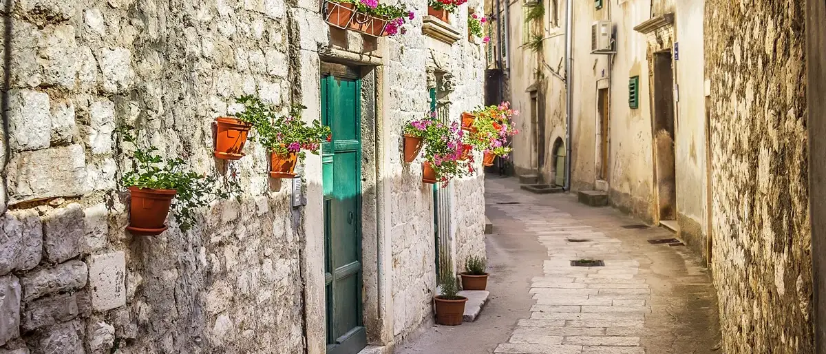 Rua estreita em Sibenik, Croácia