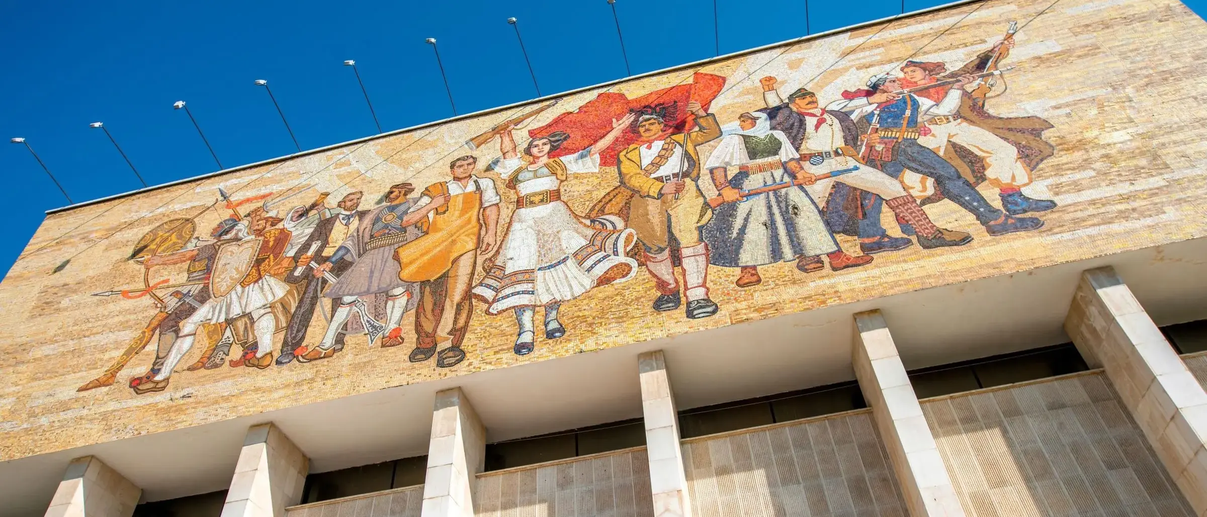 Mosaico Albânes, Tirana