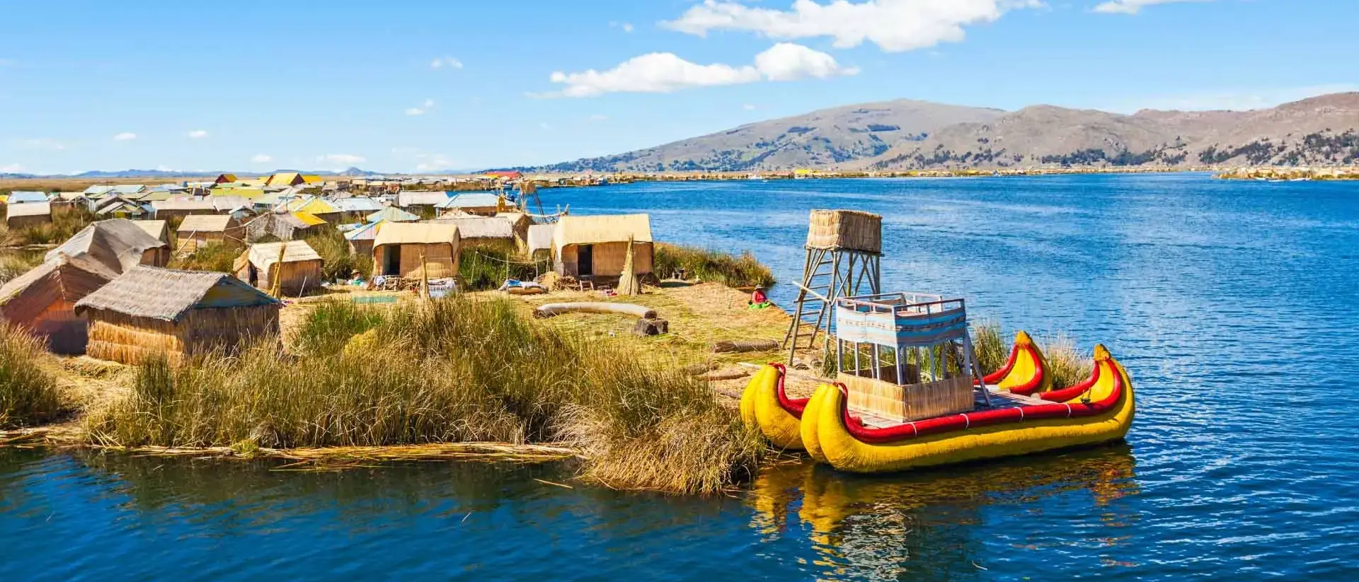 Barco nas Ilhas Uros, Peru
