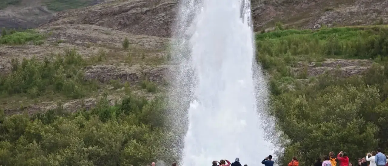 Visitantes fotografando o Geysir, Islândia