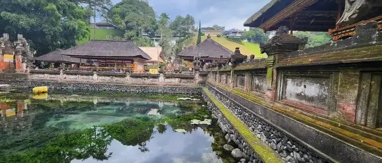 Templo Tirta Empul, Indonésia