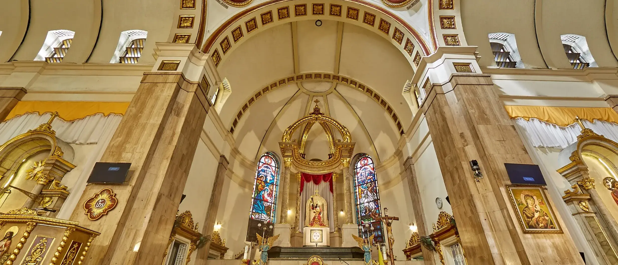 Interior da Igreja de Quiapo, Manila, Filipinas