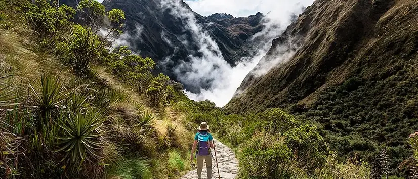 Turista na Trilha Inca para Machu Picchu, Peru